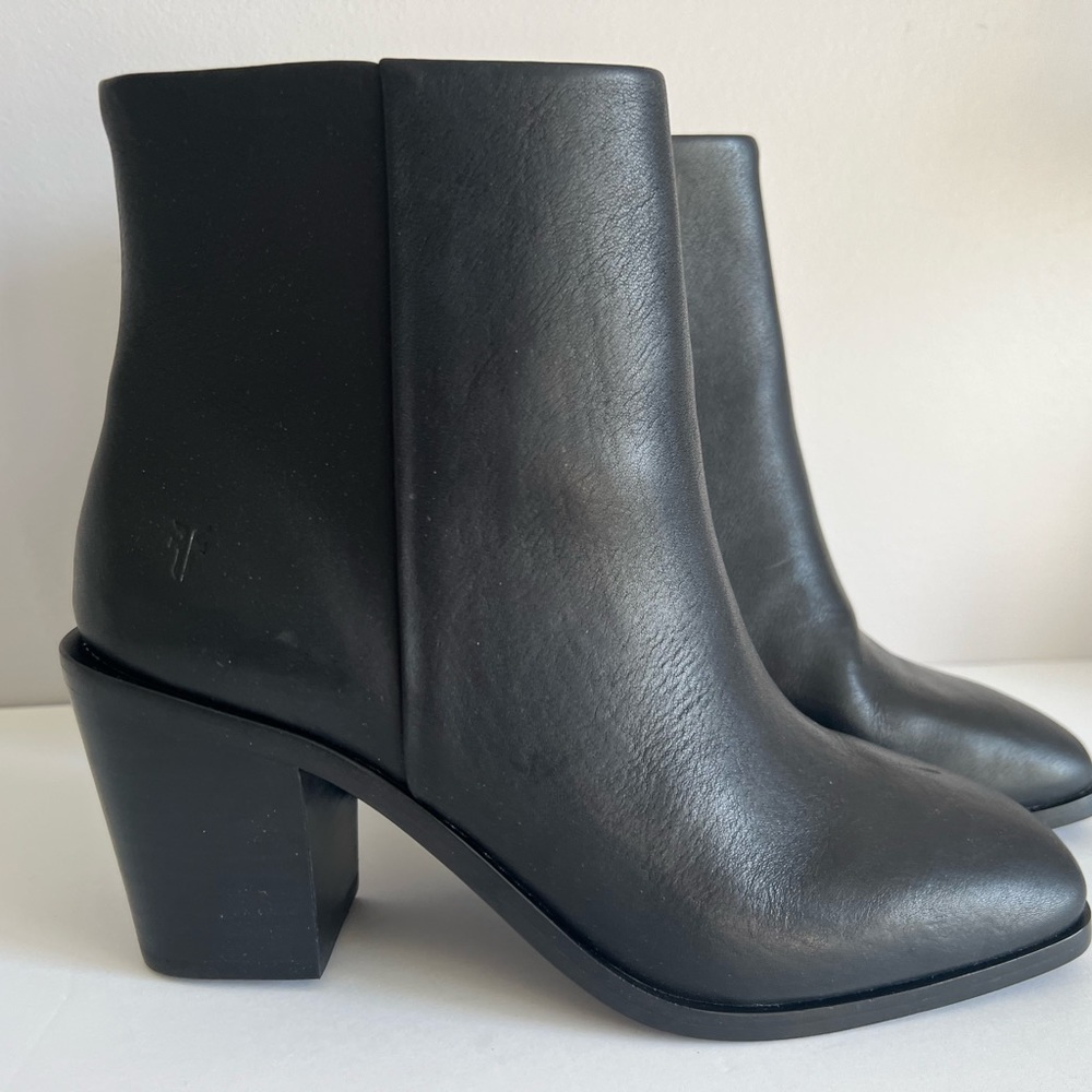 NWOT - FRYE Leather Georgia Bootie - Size 6.5